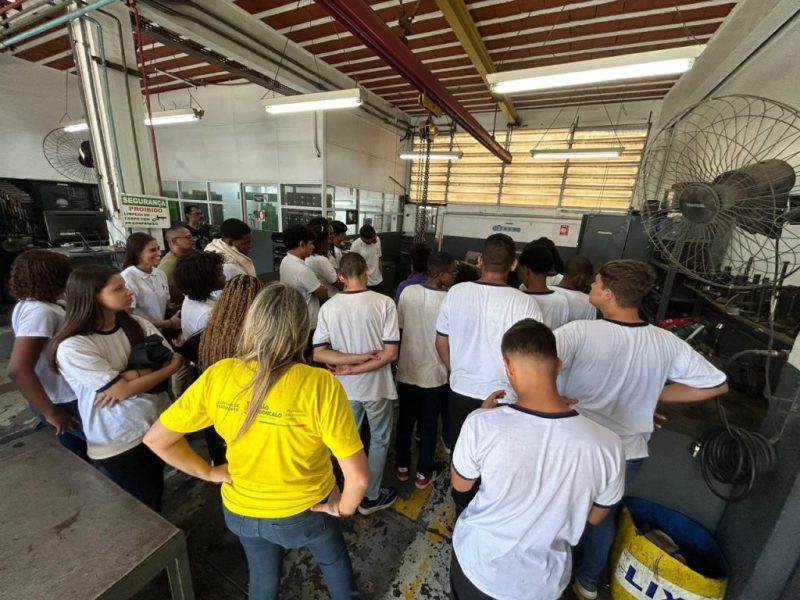 Prefeitura realiza passeio com alunos em empresa de ônibus