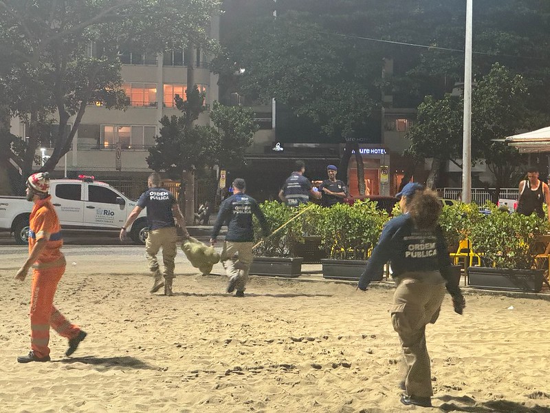 Seop realiza Operação Tatuí e encontra dezenas de mercadorias enterradas nas areias da praia de Copacabana – Prefeitura da Cidade do Rio de Janeiro