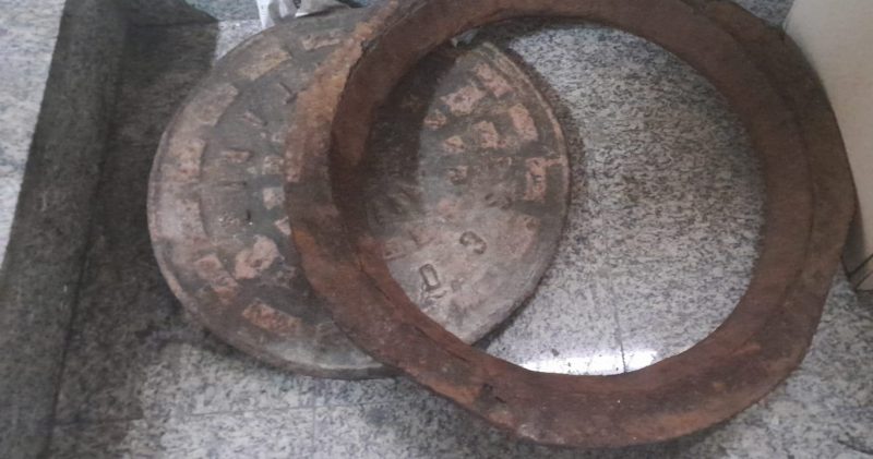 Suspeito é flagrado carregando aro de ferro e tampa de bueiro, na Tijuca, na Zona Norte – Prefeitura da Cidade do Rio de Janeiro