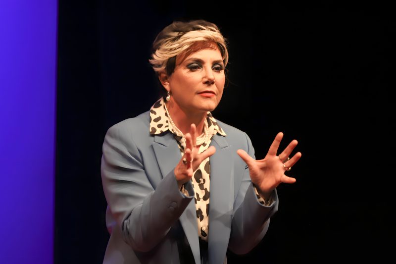 Heloísa Périssé apresenta sua peça “A Iluminada” no Theatro Municipal – Prefeitura Municipal de Niterói