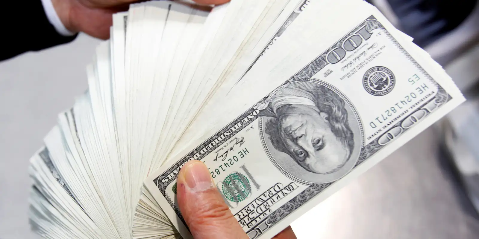 Dólar desaba após tarifas de Trump e atinge menor valor em seis meses