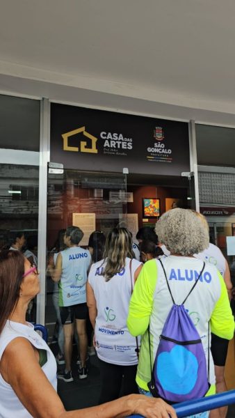 Alunas do projeto São Gonçalo em Movimento visitam Casa de Artes