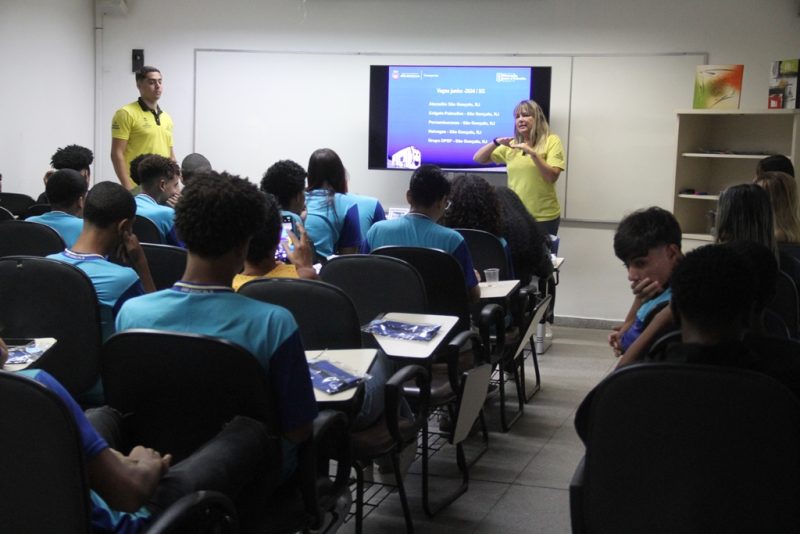 Alunos da rede municipal participam de ação na garagem da Mauá