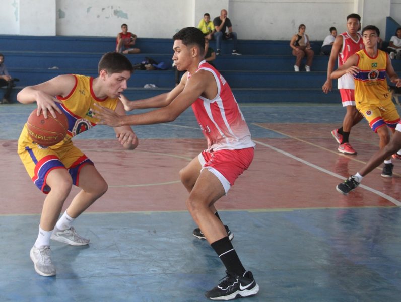 Começam as partidas de basquete nos Jogos Escolares