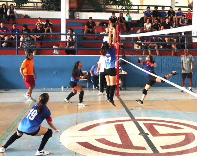 Começam as partidas de vôlei dos Jogos Escolares