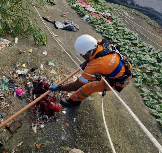 Comlurb realiza a limpeza de encosta no Catete com equipe de garis alpinistas – Prefeitura da Cidade do Rio de Janeiro