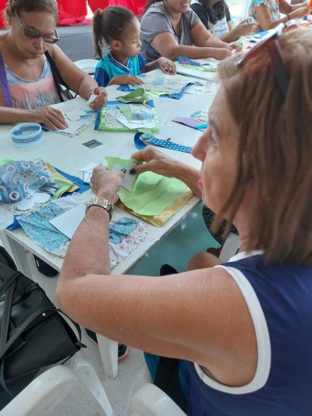 Criatividade e economia em oficina de customização de roupas