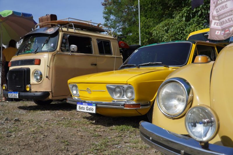Exposição de carros antigos e shows encerram encontro de motociclistas
