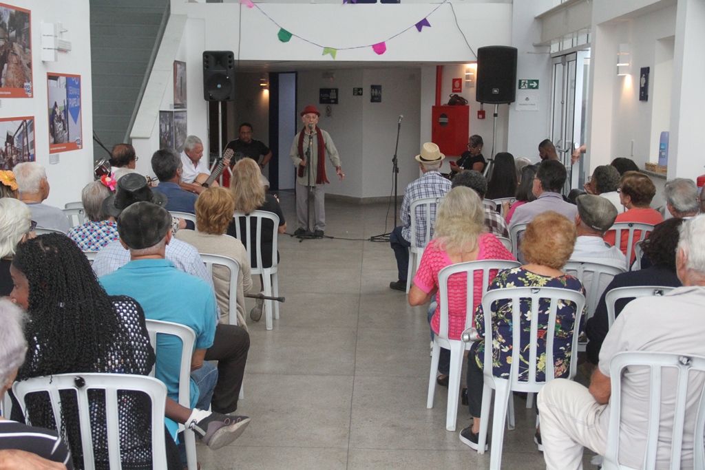 Idosos curtem Momento Musical Salvatori no Teatro Municipal