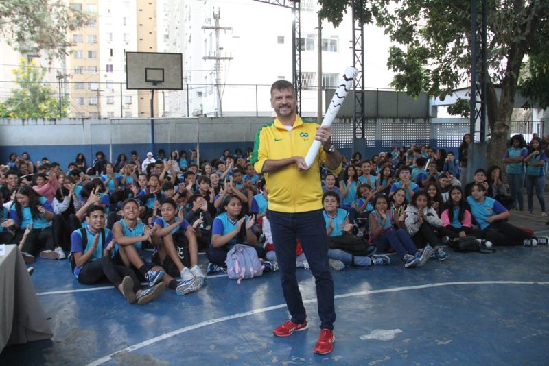 Medalhista paralímpico visita escola municipal em São Gonçalo