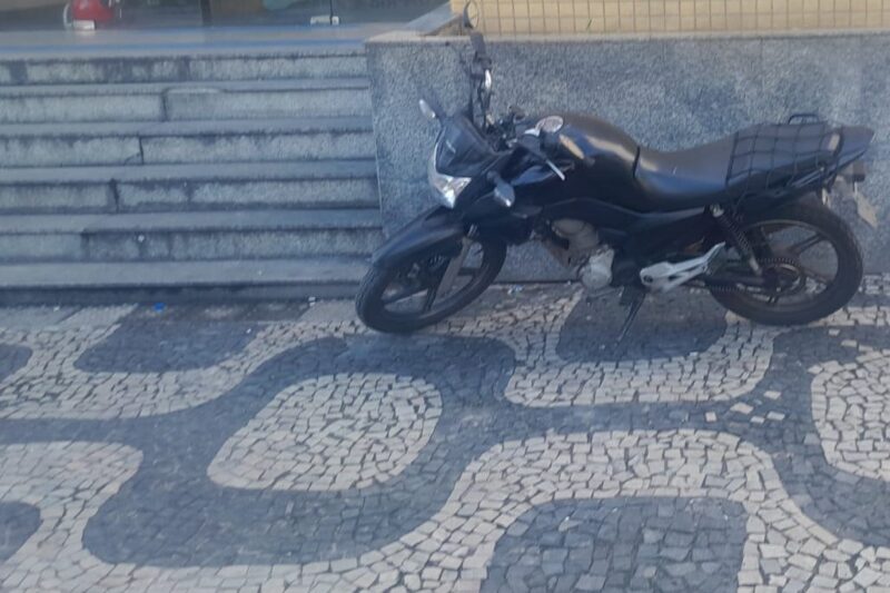 GM flagra homem pilotando moto sem placa e sem documentação, no Centro da cidade – Prefeitura da Cidade do Rio de Janeiro