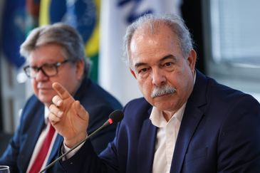 Rio de Janeiro (RJ), 10/07/2024 – O presidente do Banco Nacional de Desenvolvimento Econômico e Social (BNDES), Aloizio Mercadante durante reunião de apresentação do Fundo Clima a governadores do Consórcio Brasil Verde, na instituição, no centro do Rio de Janeiro. Foto: Tomaz Silva/Agência Brasil