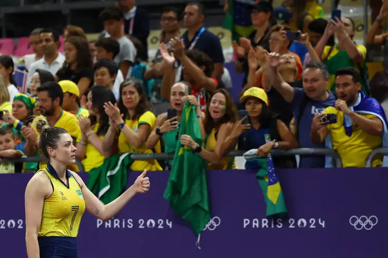 Paris 2024 Olympics - Volleyball - Women's Semifinals - Brazil vs United States - South Paris Arena 1, Paris, France - August 08, 2024. Rosamaria Montibeller of Brazil gestures as she walks off the court after losing the match against United States. Reuters/Siphiwe Sibeko/Proibida reprodução