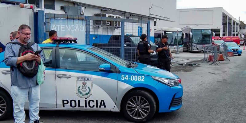 Criminosos sequestram 7 ônibus para fechar rua durante operação no Rio