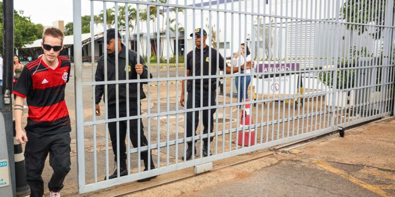 Portões do ENEM são fechados; prova começa às 13h30