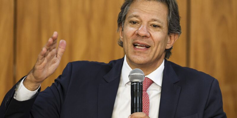 Haddad anuncia isenção de IR para quem ganha até R$ 5 mil