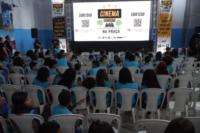 Cinema Presente na Praça reúne alunos de escola em São Gonçalo