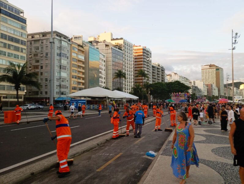 Comlurb remove 14 toneladas de resíduos na Parada do Orgulho LGBTI+, em Copacabana – Prefeitura da Cidade do Rio de Janeiro