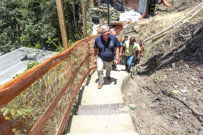 Prefeito Axel Grael vistoria obras de contenção de encostas na Grota do Surucucu – Prefeitura Municipal de Niterói