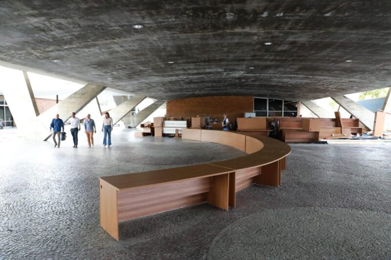 Mesa da plenária da Reunião de Cúpula do G20 é doada para escolas municipais do Rio de Janeiro – Prefeitura da Cidade do Rio de Janeiro