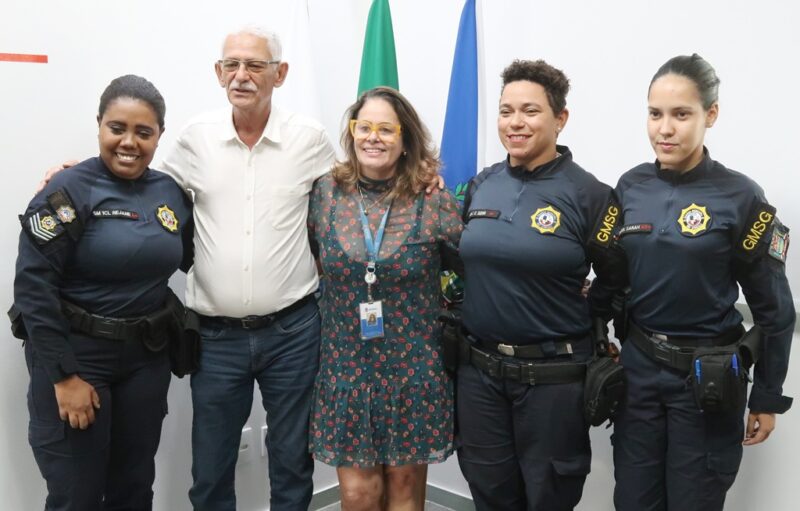 Prefeito recebe guardas que prenderam agressor de mulher grávida