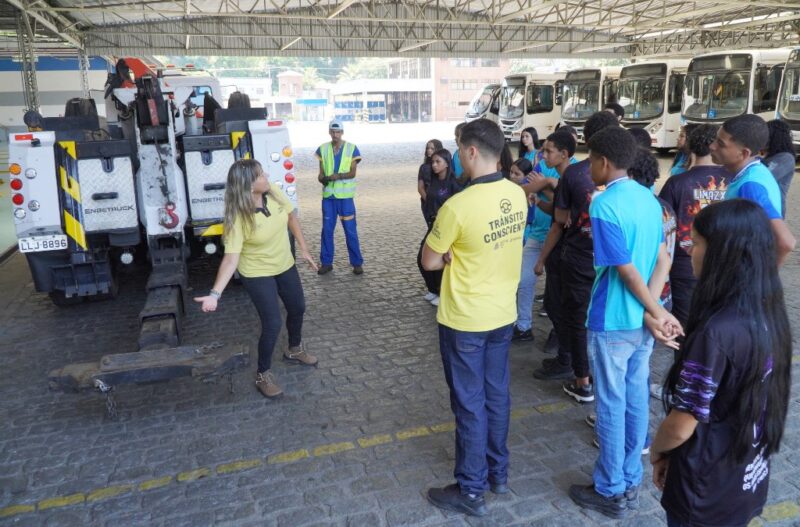 Projeto Aula Passeio orienta jovens sobre mercado de trabalho 