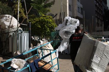 São Paulo - Catadores coletam material para reciclagem na Avenida Nove de Julho, região central.