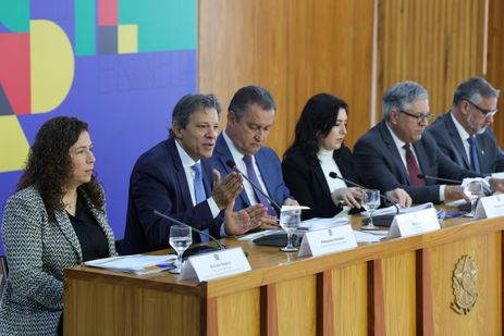 Brasília (DF) 28/11/2024 Os ministros, Esther Dweck (Gestão), Fernando Haddad (Fazenda), Rui Costa (Casa Civil), Simone Tebet (Planejamento), Alexandre Padilha (Relações Institucionais) e Paulo Pimenta (Sec.Comunicação), durante coletiva para explicar o pacote de corte gastos do governo Foto: Fabio Rodrigues-Pozzebom/ Agência Brasil