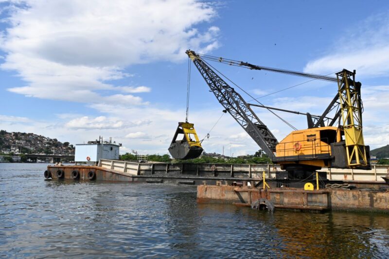 dragas operam na retirada de resíduos – Prefeitura Municipal de Niterói