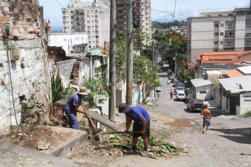 DCO realiza seviços de limpeza de redes de águas pluviais por todo o município