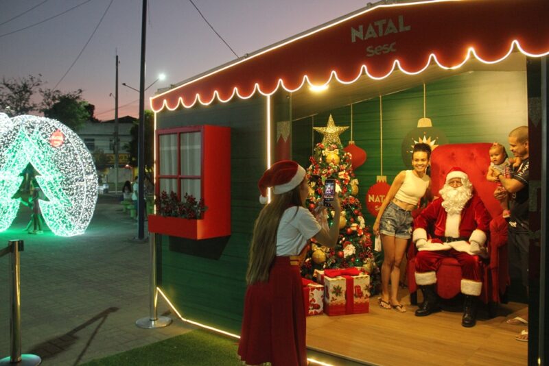 Decoração natalina na Praça da Trindade atrai visitantes
