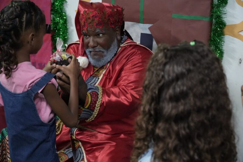 Escola de São Gonçalo recebe Papai Noel Preto em ação contra o racismo