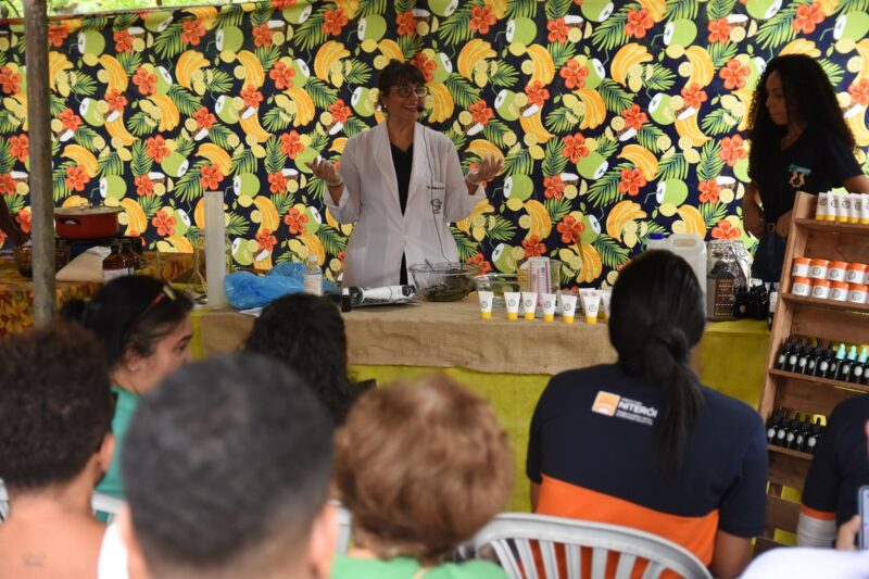 Mais de 200 pessoas participam da oficina “Práticas com Plantas Medicinais” na Companhia de Limpeza de Niterói