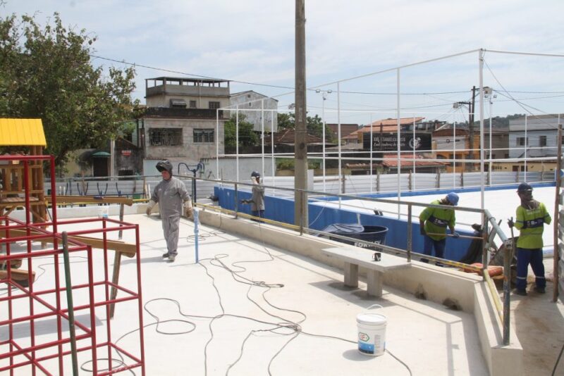 Novos brinquedos e equipamentos são instalados na praça do Jardim Alcântara