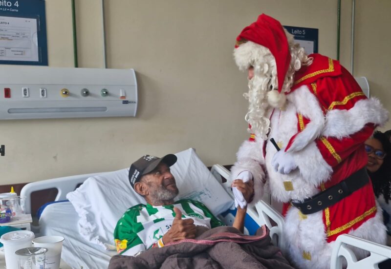 Papai Noel faz visita de Natal aos pacientes do Hospital Municipal Barata Ribeiro, na Mangueira – Prefeitura da Cidade do Rio de Janeiro
