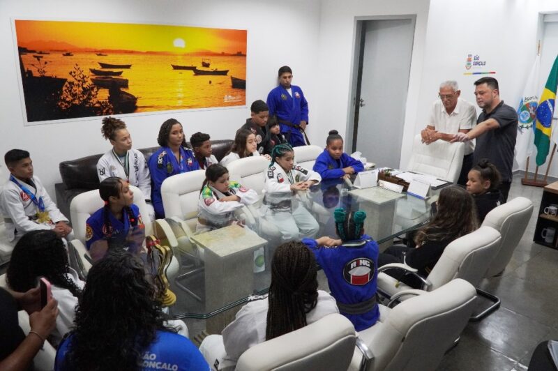 Prefeito recebe atletas campeões de São Gonçalo