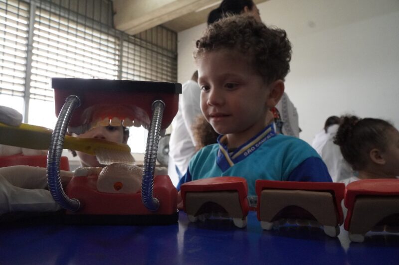 Programa Saúde na Escola faz ação social com 470 alunos em São Gonçalo