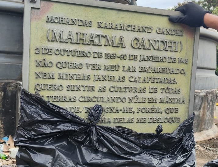 Secretaria de Ordem Pública recupera placa de bronze da estátua de Mahatma Gandhi, no Centro – Prefeitura da Cidade do Rio de Janeiro