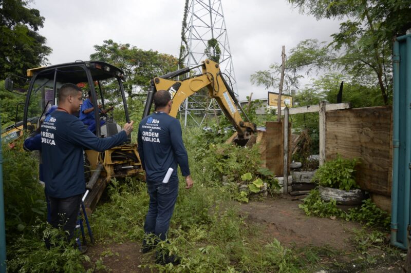 Seop realiza demolição de construções irregulares em área de linhas de transmissão de energia – Prefeitura da Cidade do Rio de Janeiro