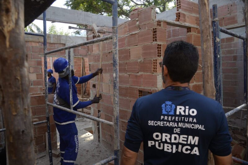 Seop realiza demolição de dois prédios construídos ilegalmente na Ilha Primeira, na Zona Oeste – Prefeitura da Cidade do Rio de Janeiro