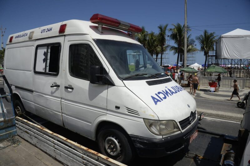 Seop reboca ambulância que servia como depósito irregular de bebidas e móveis em Copacabana – Prefeitura da Cidade do Rio de Janeiro
