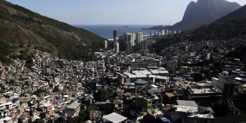 Polícia do Rio faz ação na Rocinha para cumprir 34 mandados de prisão