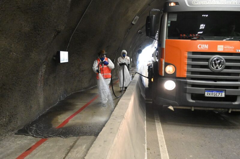 Clin realiza limpeza no Túnel Charitas-Cafubá com equipamentos de alta proteção – Prefeitura Municipal de Niterói