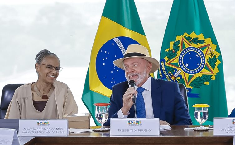 Ricardo Stuckert/PR Brasília (DF), 07/01/2025 - Presidente da República, Luiz Inácio Lula da Silva ao lado da ministra do Meio Ambiente Marina Silva, durante sanção do Projeto de Lei nº 1970/2019, que institui a Política Nacional para o Manejo Sustentável, Plantio, Extração, Consumo, Comercialização e Transformação do Pequi e demais Frutos e Produtos Nativos do Cerrado. Foto: Ricardo Stuckert/PR