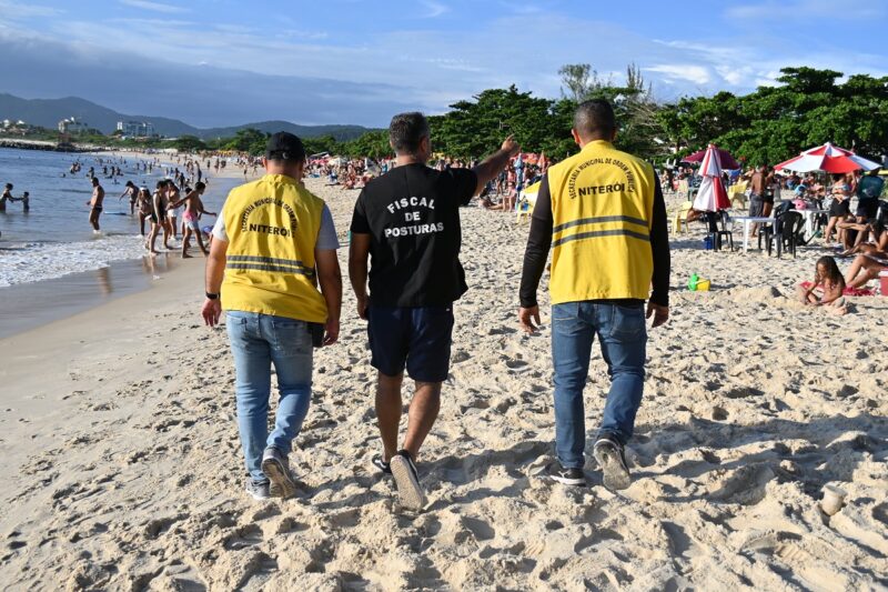Prefeitura fiscaliza praias, orienta banhistas e comerciantes sobre o uso de garrafas e recolhe caixas de som proibidas