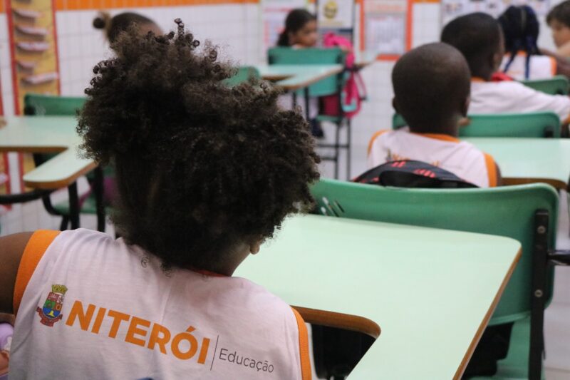 Prefeitura de Niterói sanciona lei que obriga apresentação de certidão negativa para profissionais que atendem crianças