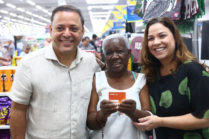 Rodrigo Neves acompanha beneficiária da Moeda Social Arariboia durante as compras – Prefeitura Municipal de Niterói