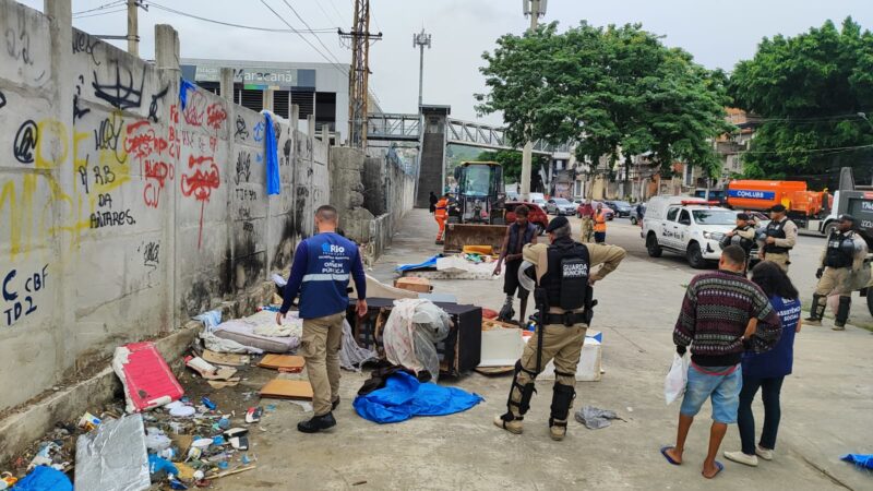 Operação de ordenamento: Seop desmonta casebres e apreende móveis na Mangueira – Prefeitura da Cidade do Rio de Janeiro