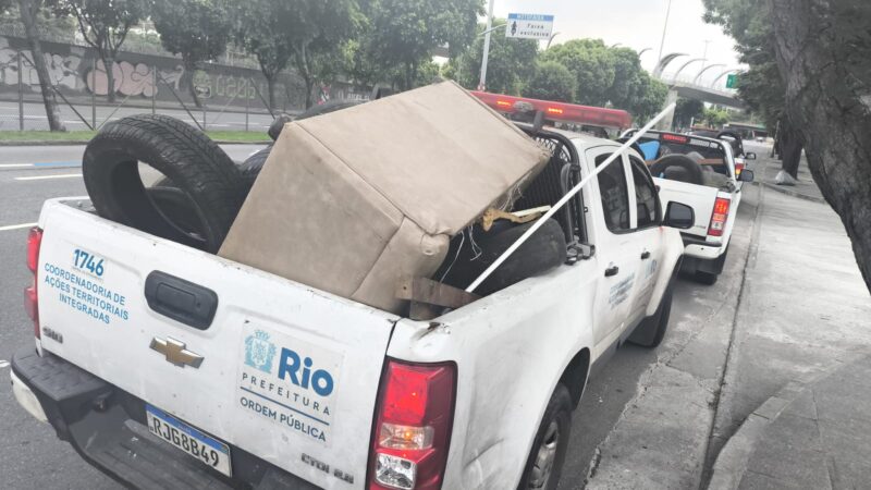 Operação de ordenamento remove quatro toneladas de acúmulos deixados no trevo da Uerj – Prefeitura da Cidade do Rio de Janeiro