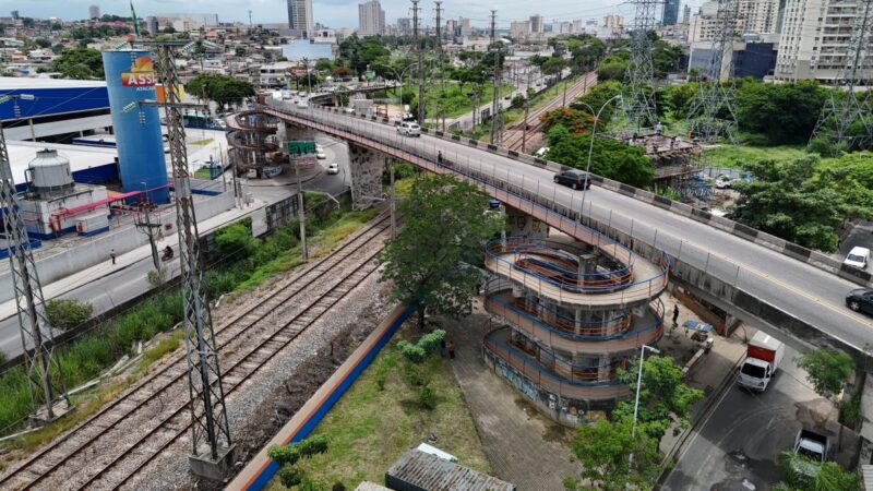 Passarela do Viaduto Dom Adriano Hipólito passa por obras de manutenção